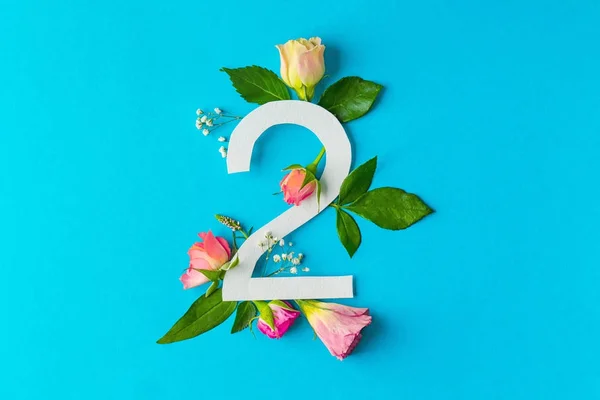 Složení s číslem 2 a krásné květiny — Stock fotografie