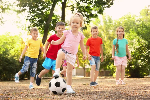 Bonito crianças brincando com bola no parque — Fotografia de Stock