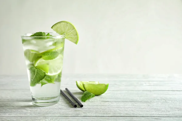 Kalter frischer Mojito — Stockfoto