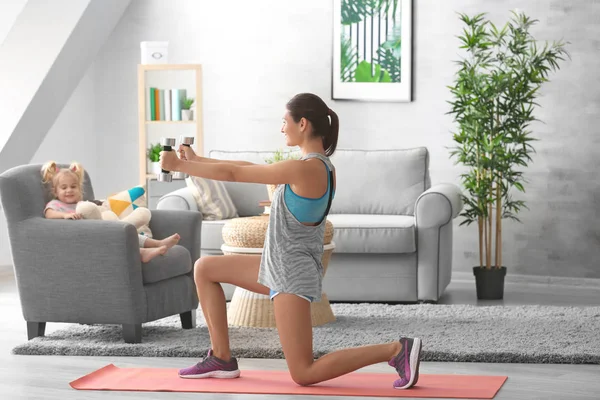 Schöne junge Frau beim Training zu Hause — Stockfoto