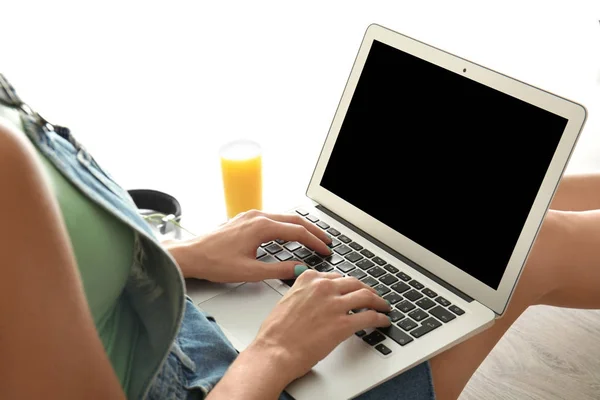 Junge Bloggerin mit Laptop — Stockfoto