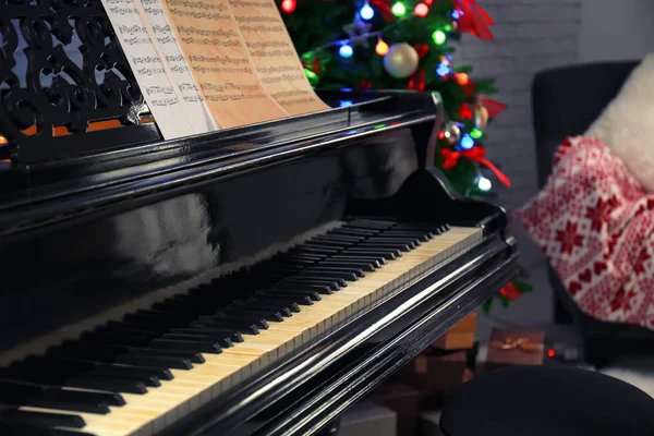 Hermoso piano en la habitación. Concepto de música de Navidad —  Fotos de Stock