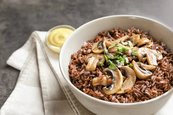 Tablo, closeup kase mantar ile lezzetli kırmızı pirinç — Stok fotoğraf