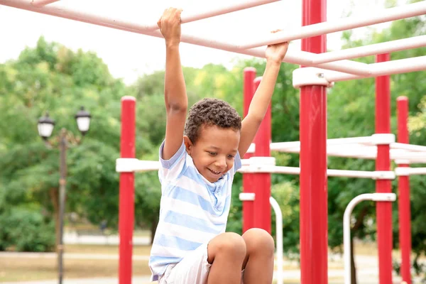 Süße afrikanische amerikanische Junge auf Spielplatz — Stockfoto