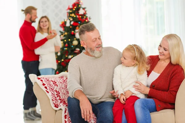 家でクリスマスを祝う幸せな家族 — ストック写真