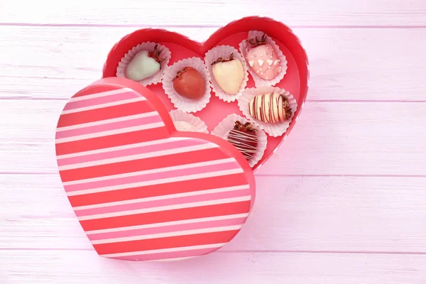 Chocolate dipped strawberries — Stock Photo, Image