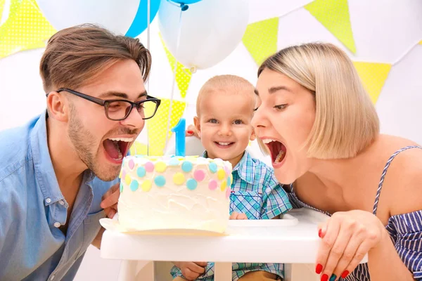 Chłopczyk z rodzicami i tort urodzinowy w domu — Zdjęcie stockowe