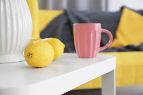 Citrons sur la table dans la chambre moderne — Photo