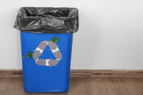 Синій Урна для сміття — стокове фото