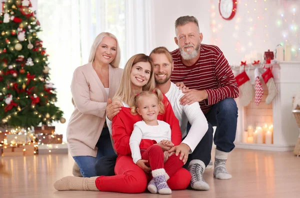 Familia feliz celebrando la Navidad en casa — Foto de Stock