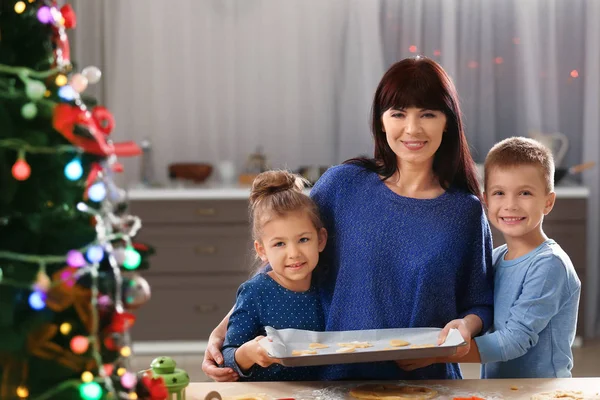 Madre e hijos haciendo galletas de Navidad en la cocina —  Fotos de Stock