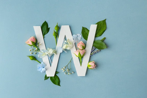 Composition with letter W and beautiful flowers — Stock Photo, Image
