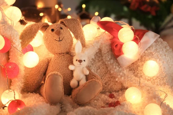 Детские игрушки и шляпа Санта-Клауса — стоковое фото