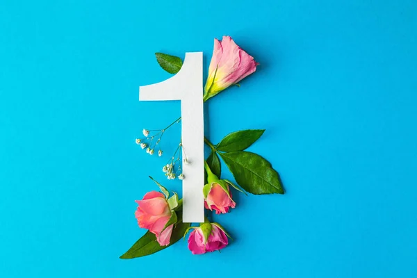 Komposition mit Nummer 1 und schönen Blumen — Stockfoto