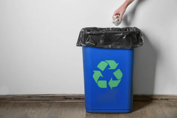 Müll in Mülleimer werfen — Stockfoto