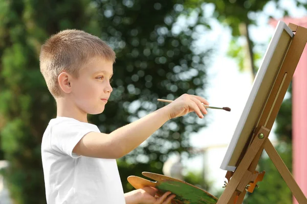 Kleiner Junge malte Bild — Stockfoto