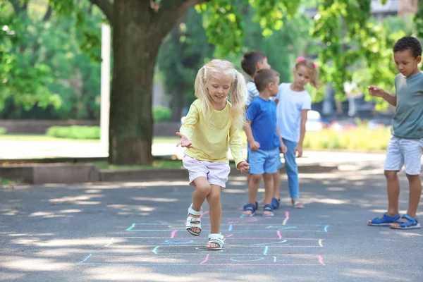 Kleine Kinder spielen Hopscotch, im Freien — Stockfoto