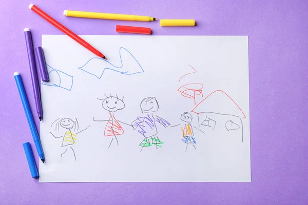Детский рисунок семьи на фиолетовом фоне — стоковое фото