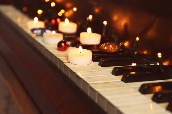 Decorações de Ano Novo no teclado de piano. Conceito de música natalina — Fotografia de Stock