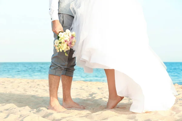 Boldog esküvői pár tengerre tengerparton — Stock Fotó
