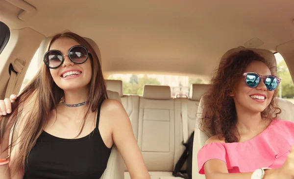 Hermosas mujeres jóvenes en coche — Foto de Stock