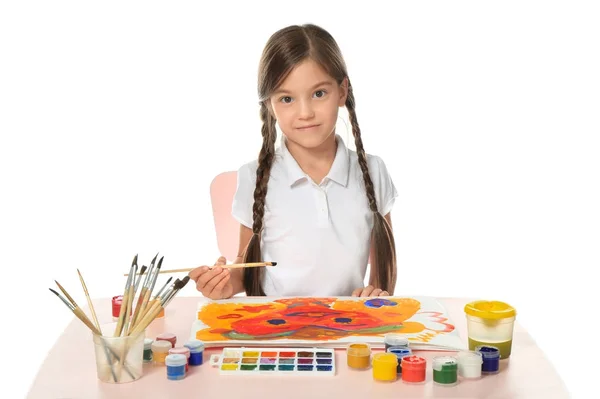 Pequeña linda chica pintura en la mesa sobre fondo blanco — Foto de Stock