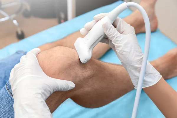 Arzt führt Ultraschalluntersuchung durch — Stockfoto