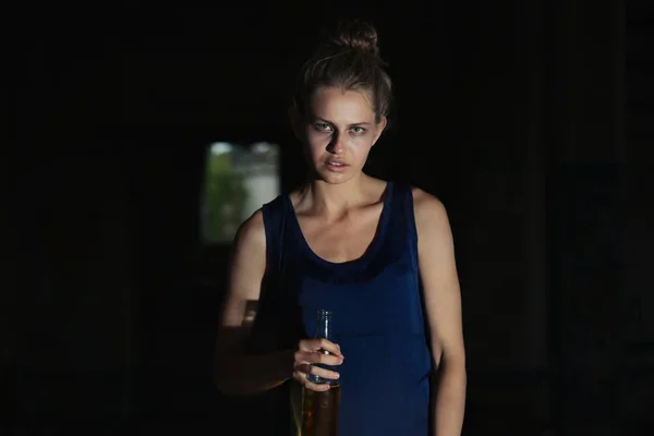 Женщина с бутылкой алкоголя — стоковое фото