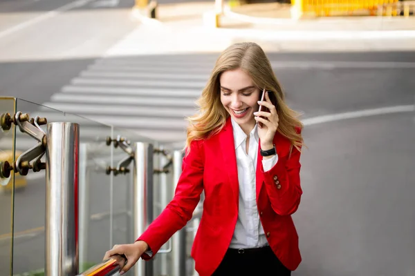 Młoda kobieta interesu rozmowy na telefon komórkowy na zewnątrz — Zdjęcie stockowe