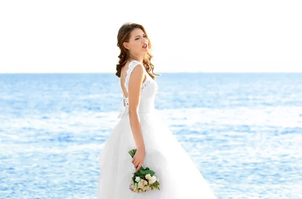 Feliz joven novia en la playa del mar — Foto de Stock