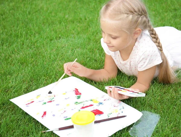 Kleine Mädchen malen — Stockfoto