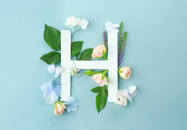 Kompozycja z literą H i piękne kwiaty — Zdjęcie stockowe