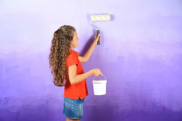 Kleines süßes Mädchen bemalt Wand — Stockfoto