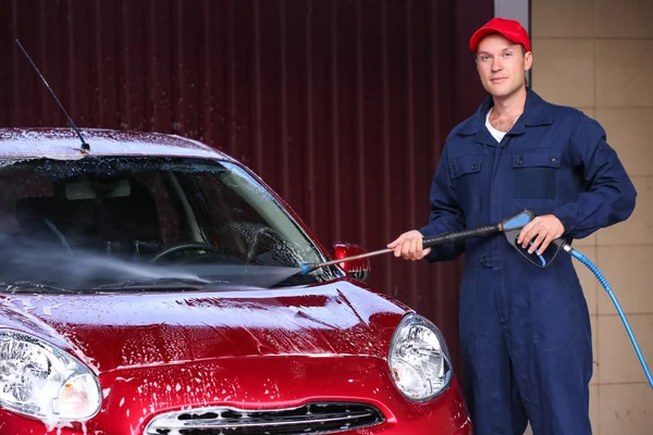 Man rengöring bil med högtrycksvatten vid biltvätt — Stockfoto