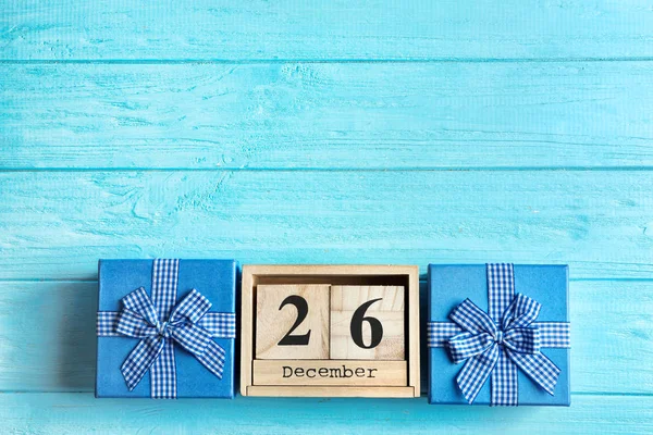 Kalender med datum och gåva lådor på färgbakgrund. Jul-konceptet — Stockfoto