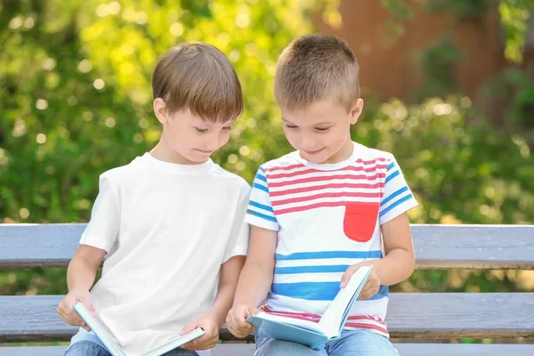 Niedliche kleine Kinder lesen Bücher im Park — Stockfoto