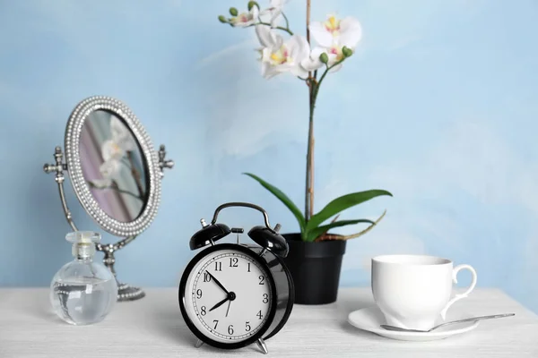 Composition with alarm clock on table — Stock Photo, Image