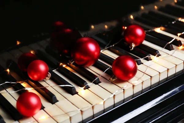 Teclado piano com decoração de Natal — Fotografia de Stock