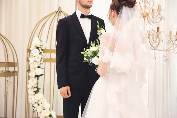 Novia y novio en el salón de bodas — Foto de Stock