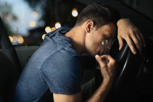 Człowiek do picia alkoholu w samochodzie — Zdjęcie stockowe