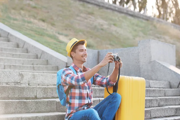 Joven tomando fotos al aire libre — Foto de Stock