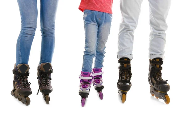 Familie auf Rollschuhen vor weißem Hintergrund — Stockfoto