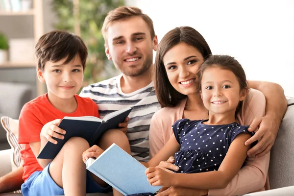 Ευτυχισμένη οικογένεια διαβάζοντας βιβλία στο σπίτι — Φωτογραφία Αρχείου