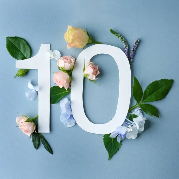 Bela composição floral com número dez — Fotografia de Stock