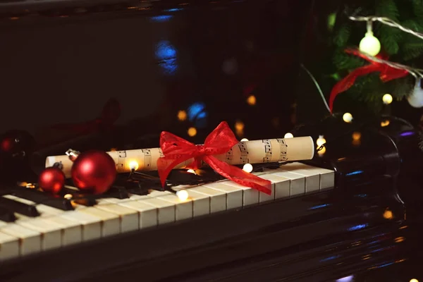 Новогодние украшения на фортепианной клавиатуре. Рождественская музыка — стоковое фото