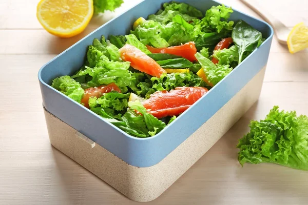 Beslenme çantası de somon ile lezzetli salata — Stok fotoğraf