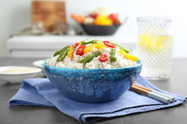 Plato con arroz blanco en la mesa — Foto de Stock