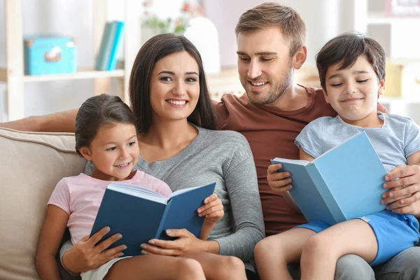 Familia feliz leyendo libros en casa — Foto de Stock