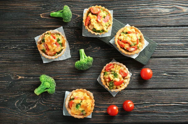 Delicious crispy tarts with broccoli — Stock Photo, Image