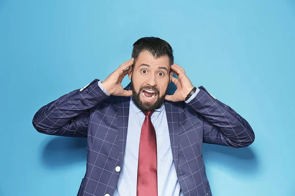 Guapo empresario emocional sobre fondo de color — Foto de Stock